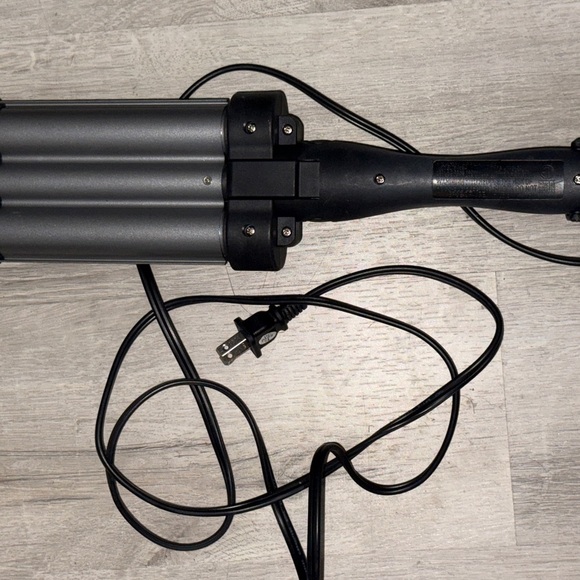 Revlon Triple Barrel Hair Waver in Black and Gray - Picture 2 of 6